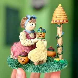VTG Cottagecore Garden Lovers Honey & Bees Girl Farmhouse Figurine Art
